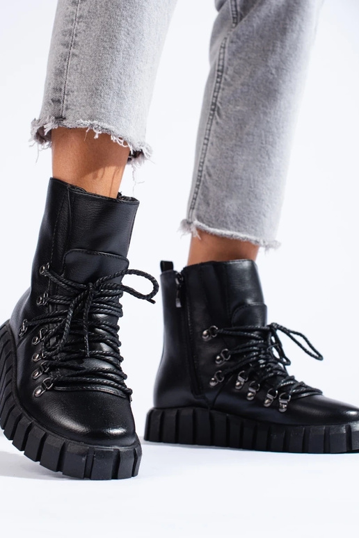 schwarze isolierte Damenschuhe mit...