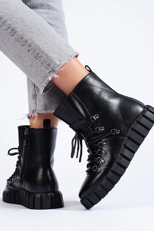 schwarze isolierte Damenschuhe mit...