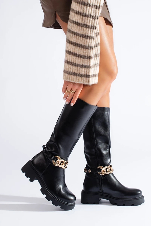 Chaussures longues avec chaîne en... Chaussures longues avec chaîne en...