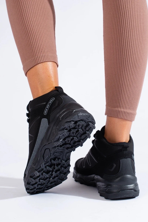 Sportliche Trekkingstiefel mit hohem... Sportliche Trekkingstiefel mit hohem...