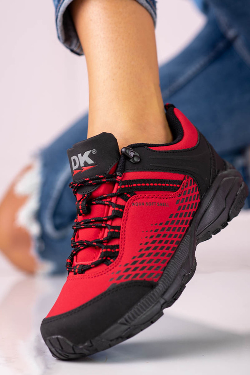 Rode trekking schoenen op een dikke... Rode trekking schoenen op een dikke...