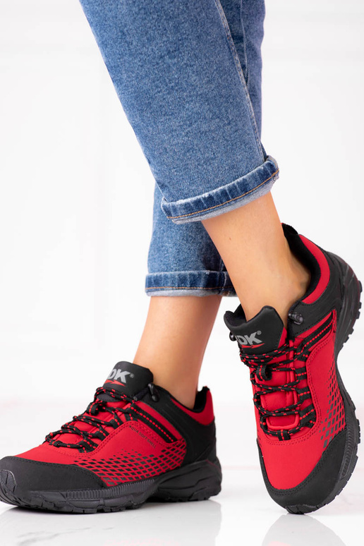 Rote Trekking-Schuhe auf dicker...