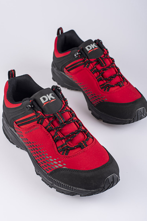 Rote Herren-Wanderschuhe auf dicker...