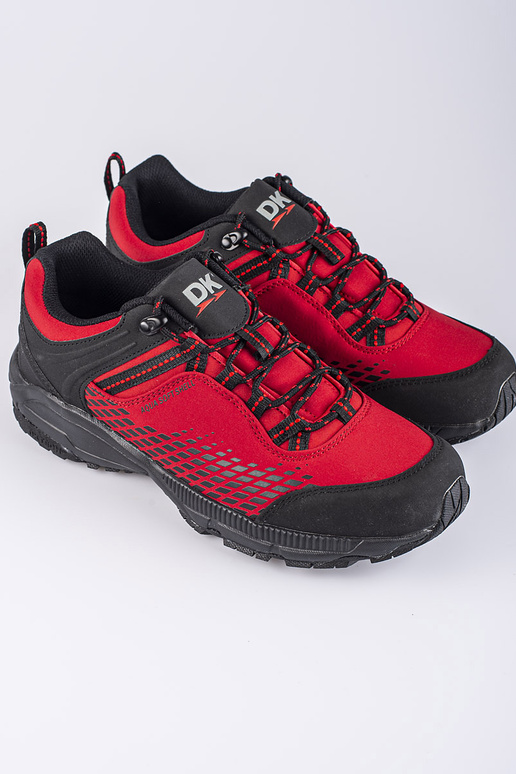 Rote Herren-Wanderschuhe auf dicker...