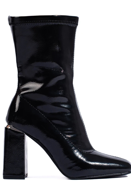 Hohe Damenschuhe mit Absatz aus... Hohe Damenschuhe mit Absatz aus...