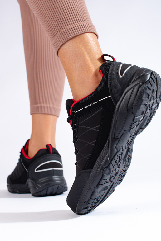 Bottes de trekking noires et rouges...