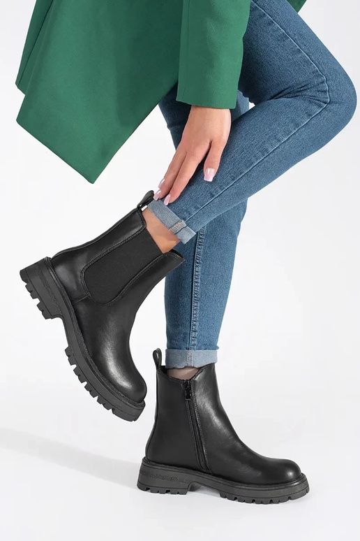 Des bottines noires avec une plateforme Des bottines noires avec une plateforme