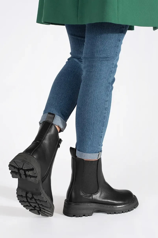 Des bottines noires avec une plateforme Des bottines noires avec une plateforme