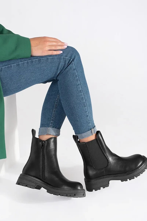 Des bottines noires avec une plateforme Des bottines noires avec une plateforme