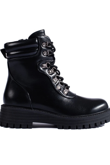 chaussures noires à lacets...