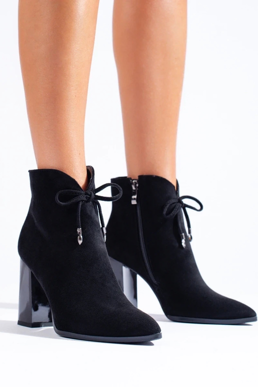 Damenstiefel auf einer hohen Stange Damenstiefel auf einer hohen Stange