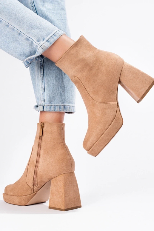 Dameslaarzen op een brede paal in...