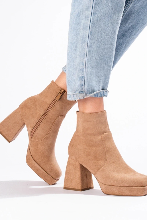 Bottes pour femmes sur un poteau... Bottes pour femmes sur un poteau...