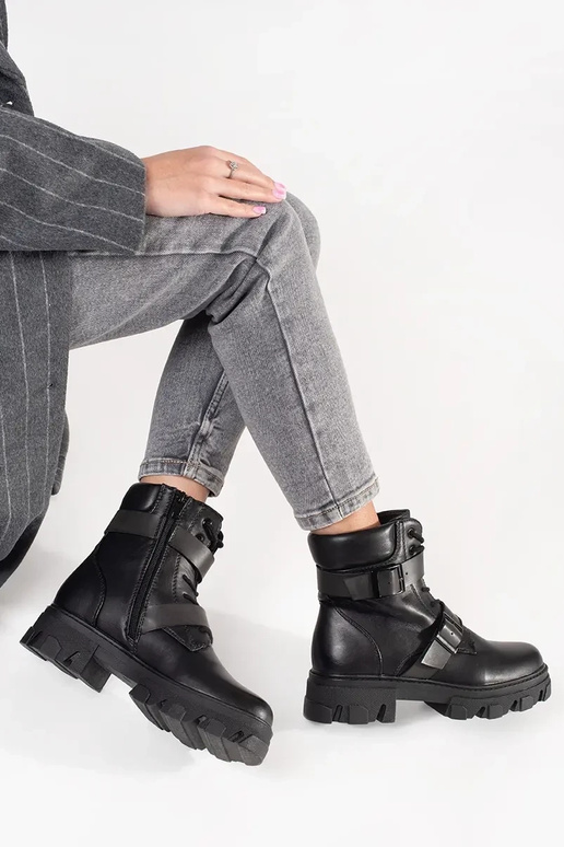 Stiefeletten mit schwarzen Schnallen