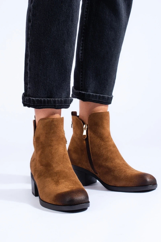 braune Damenschuhe auf niedrigem... braune Damenschuhe auf niedrigem...