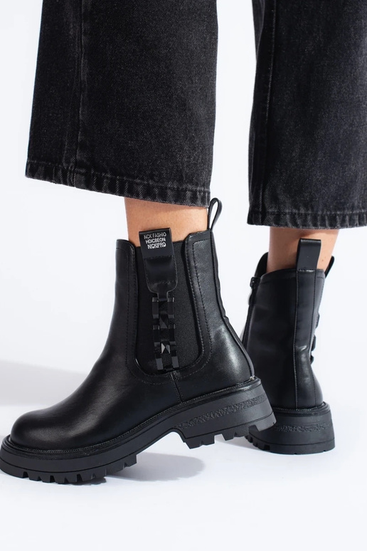 zwarte damesschoenen op een zwarte zool