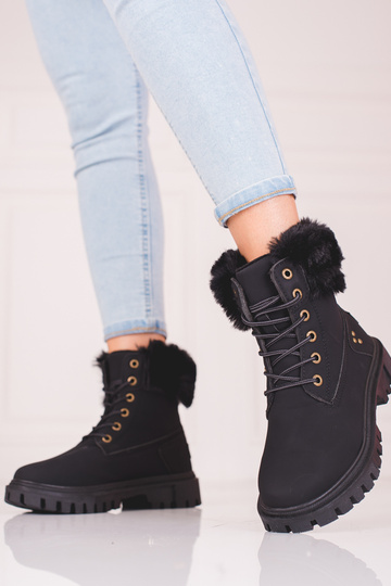 schwarze Stiefel mit Fell 2