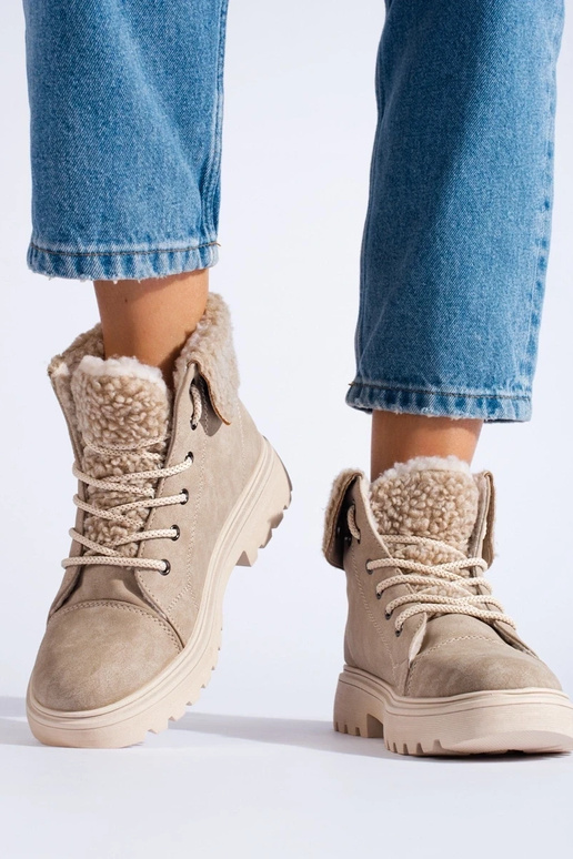 Zandkleurige snowboots met schapenvacht. Zandkleurige snowboots met schapenvacht.
