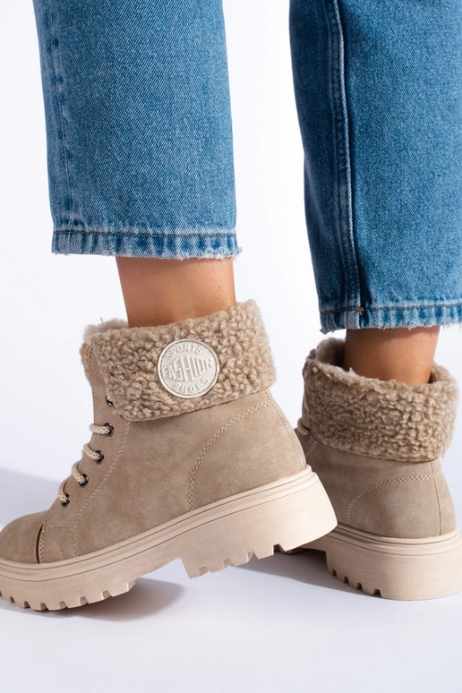 Zandkleurige snowboots met schapenvacht. Zandkleurige snowboots met schapenvacht.