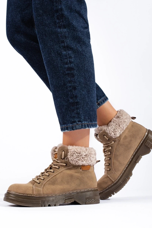 braune Stiefel mit Schaffell