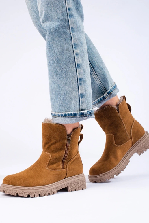 Isolierte braune Wildlederstiefel für...