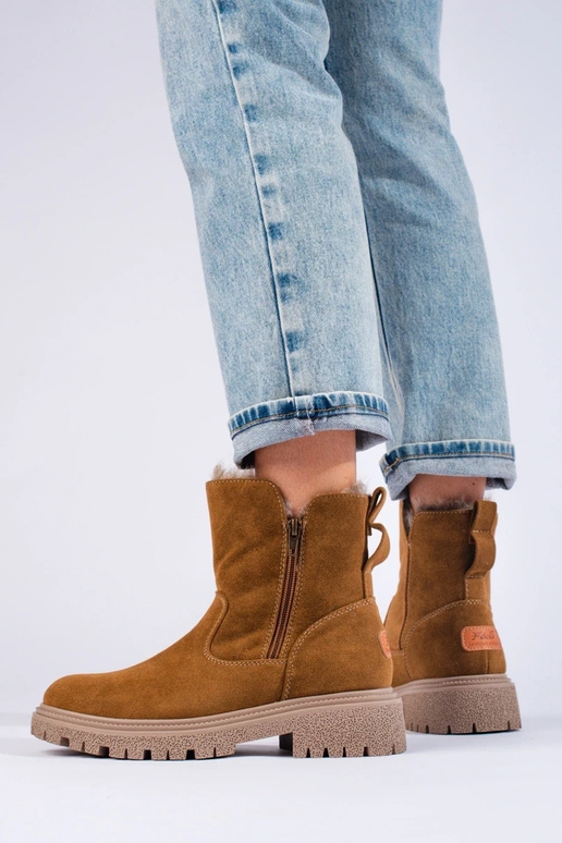 Isolierte braune Wildlederstiefel für...