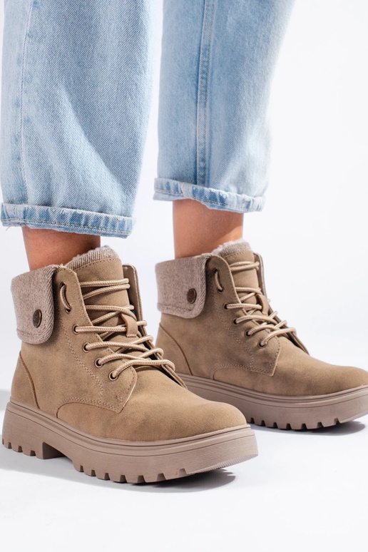 beige Damesschoenen geïsoleerde... beige Damesschoenen geïsoleerde...