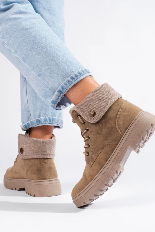 beige Damesschoenen geïsoleerde... beige Damesschoenen geïsoleerde...