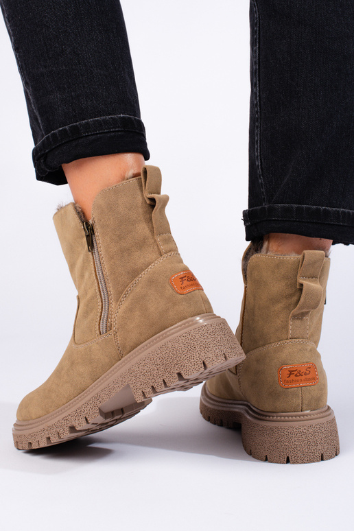 Geïsoleerde donkerbeige dameslaarzen