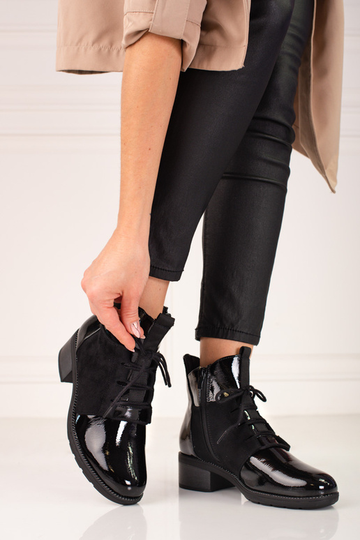 Chaussures élégantes noires vernies