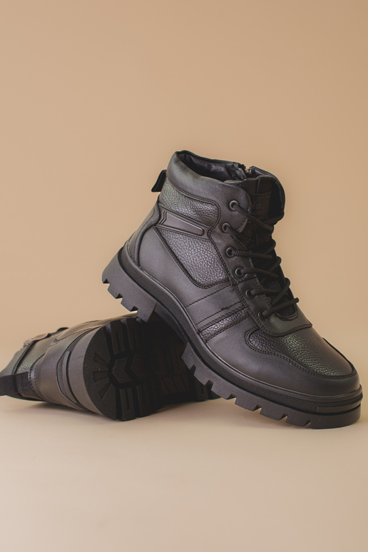 Herrenstiefel isoliert mit Pelz in...