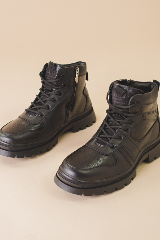 Herrenstiefel isoliert mit Pelz in...