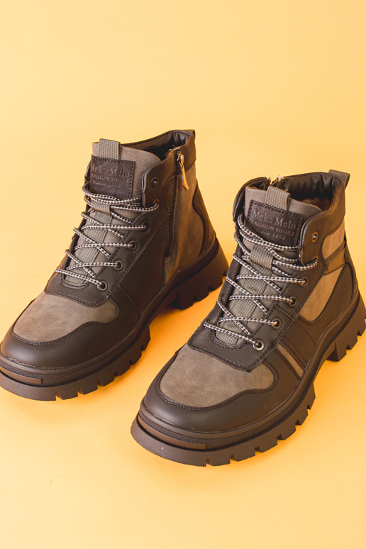 Herrenstiefel isoliert mit Pelz in Grau