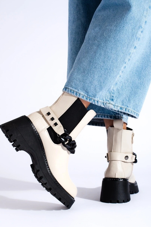 Damesschoenen met ketting in beige kleur Damesschoenen met ketting in beige kleur