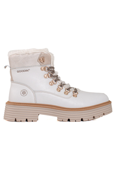 Witte schoenen.