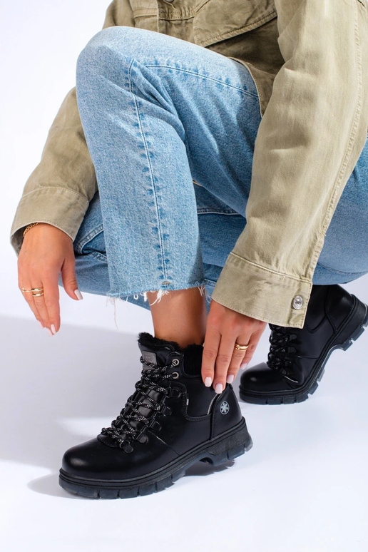 schwarze Stiefel aus Öko-Leder