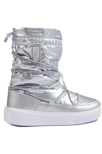 Bottes de neige isolées...