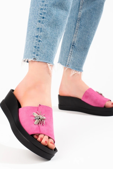 Roze dames slippers op... 2