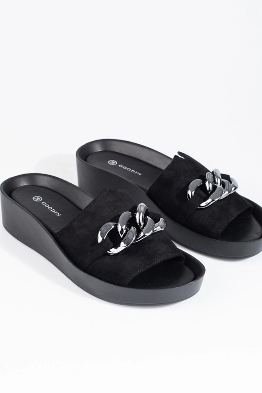 schwarze Hausschuhe mit Plateau... schwarze Hausschuhe mit Plateau...