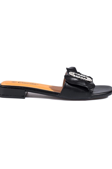 Chaussons noirs avec un...