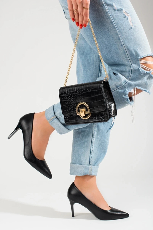 Klassiek model zwarte hoge hakken met... Klassiek model zwarte hoge hakken met...