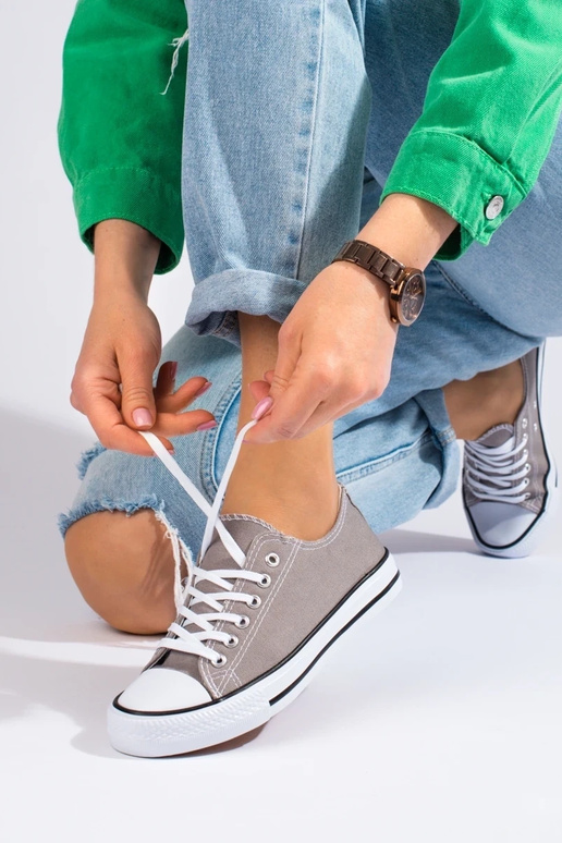 Chaussures grises modèle classique...