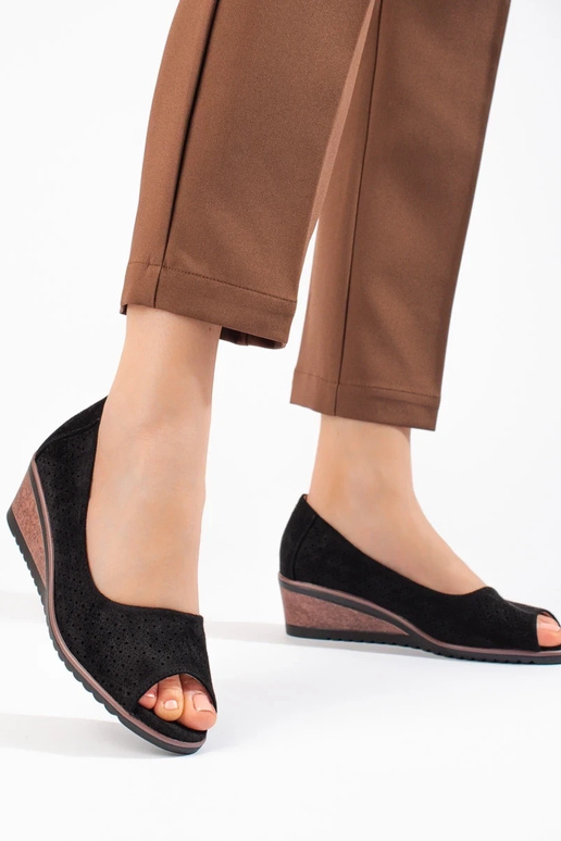 avec des éléments ajourés en daim... avec des éléments ajourés en daim...