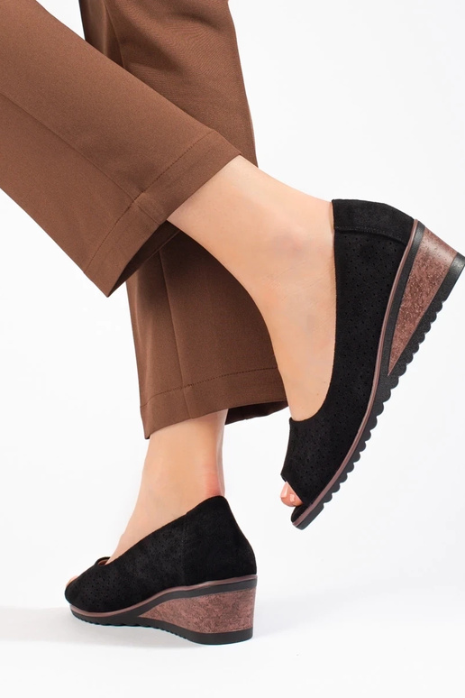 avec des éléments ajourés en daim... avec des éléments ajourés en daim...