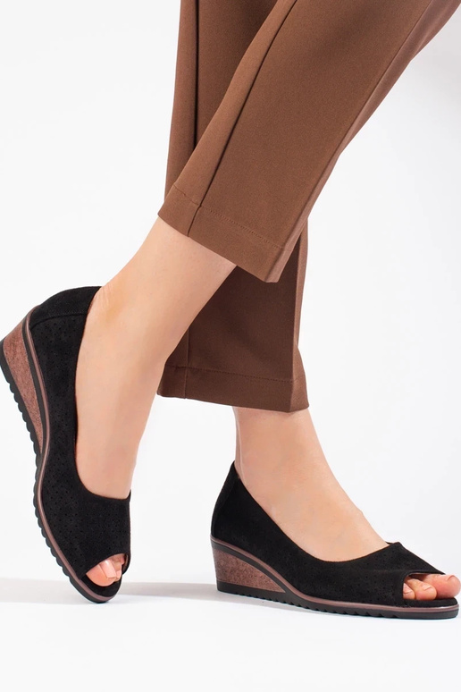 avec des éléments ajourés en daim... avec des éléments ajourés en daim...