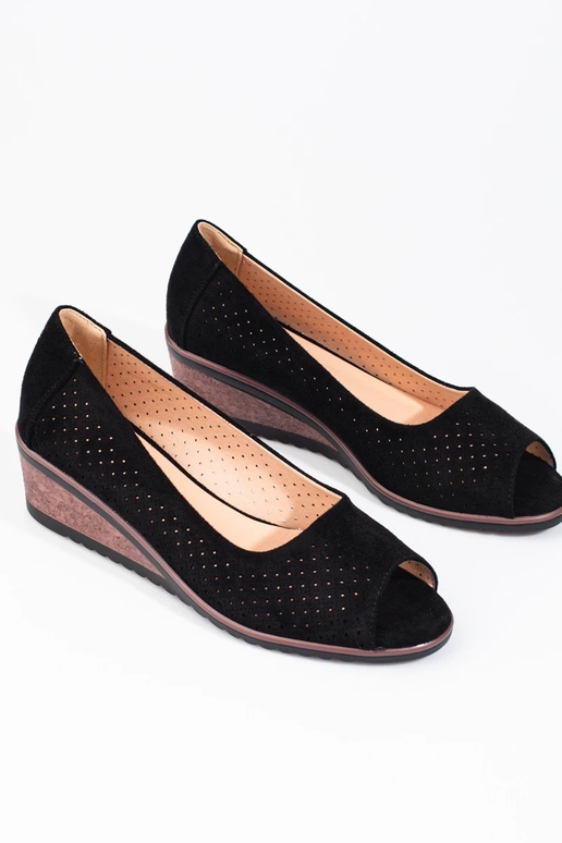 avec des éléments ajourés en daim... avec des éléments ajourés en daim...