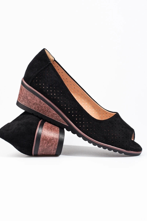 avec des éléments ajourés en daim... avec des éléments ajourés en daim...