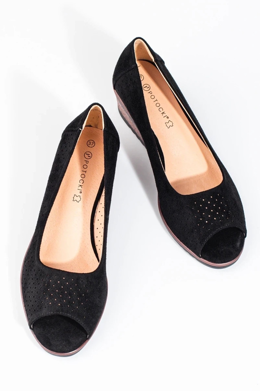 mit durchbrochenen Elementen aus... mit durchbrochenen Elementen aus...