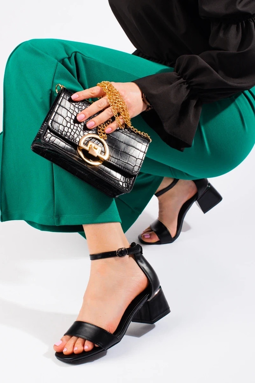 schwarze Sandalen mit niedrigem... schwarze Sandalen mit niedrigem...