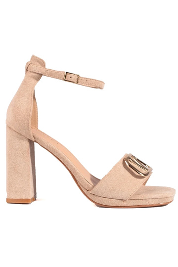 Sandalen mit hohem Absatz...